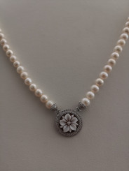 WOMAN NECKLACE WITH CULTURED PEARLS 6 6.5 WITH CENTRAL SARDONIC CAMEO