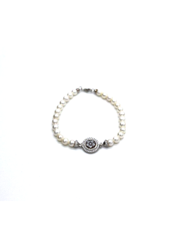 Women's bracelet with cultured pearls