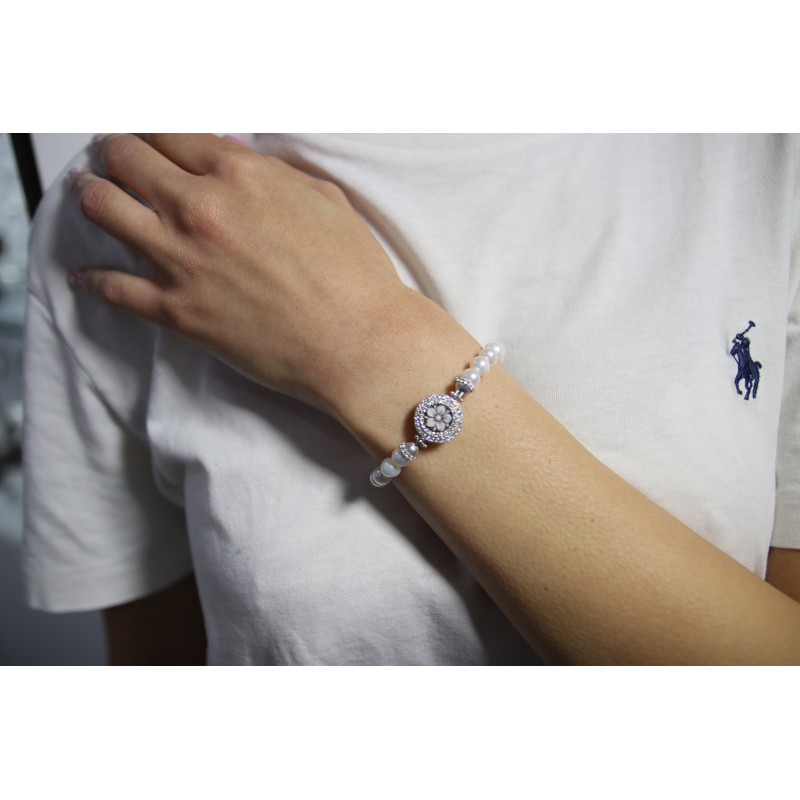 Women's bracelet with cultured pearls