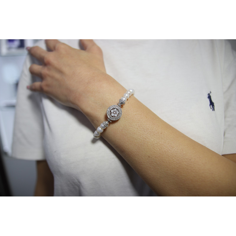 Women's bracelet with cultured pearls