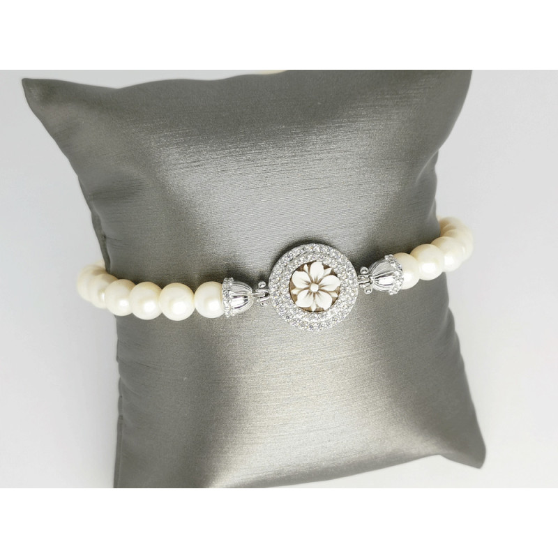 Women's bracelet with cultured pearls
