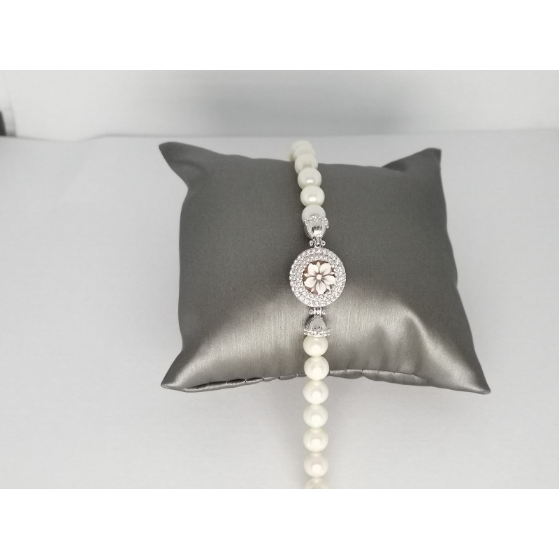Women's bracelet with cultured pearls